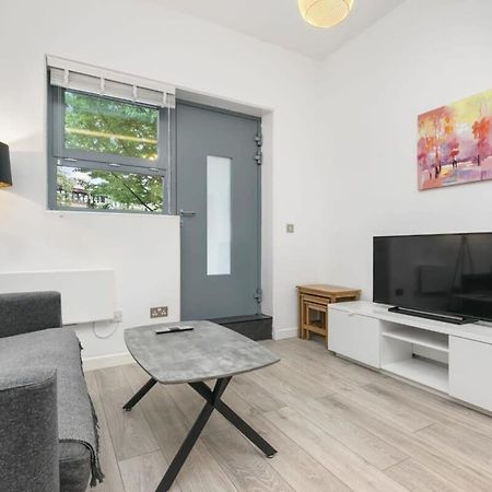 Modern 1 Bedroom Apartment In Central 沃金 外观 照片