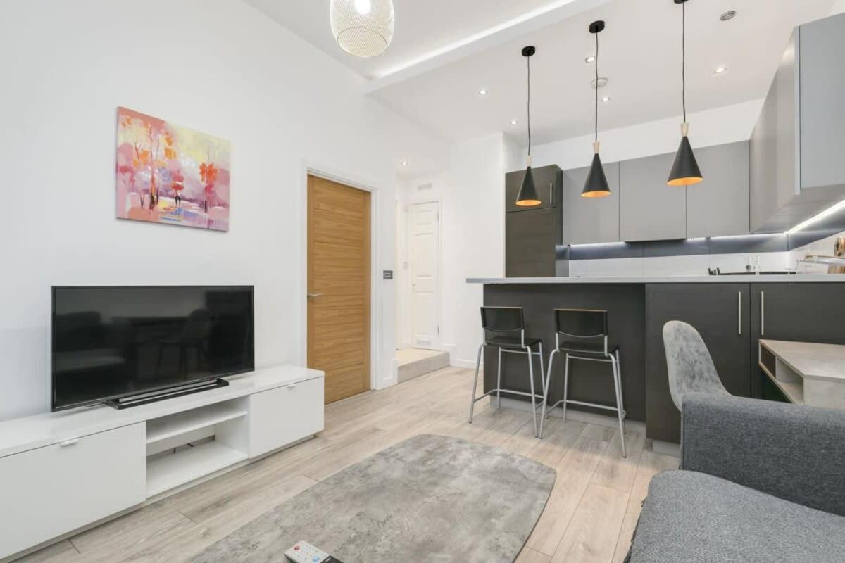 Modern 1 Bedroom Apartment In Central 沃金 外观 照片