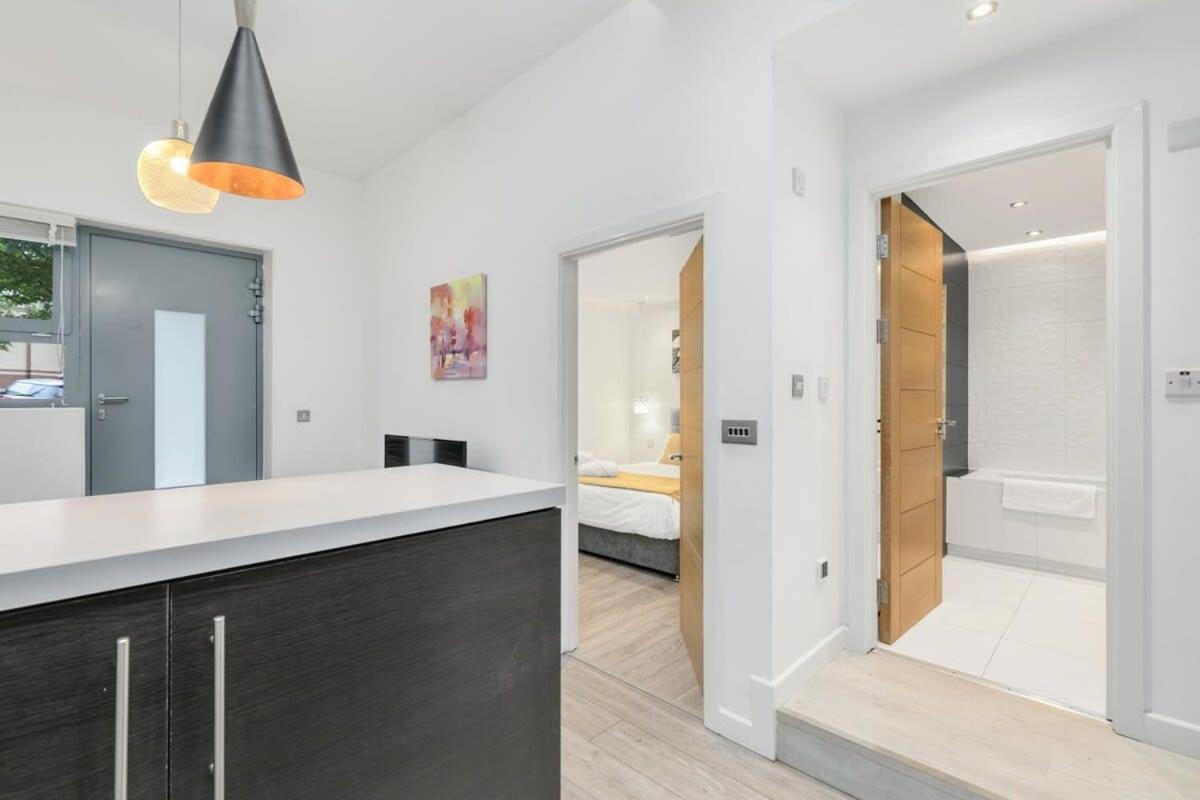 Modern 1 Bedroom Apartment In Central 沃金 外观 照片