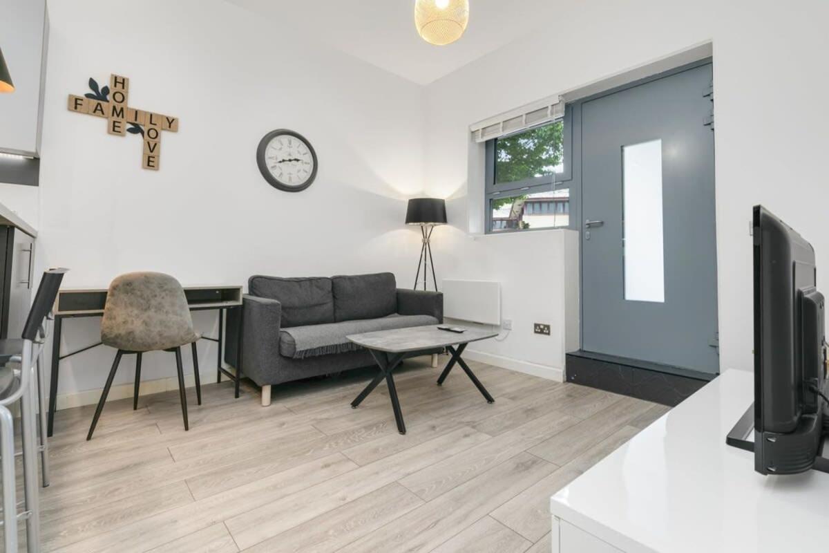 Modern 1 Bedroom Apartment In Central 沃金 外观 照片